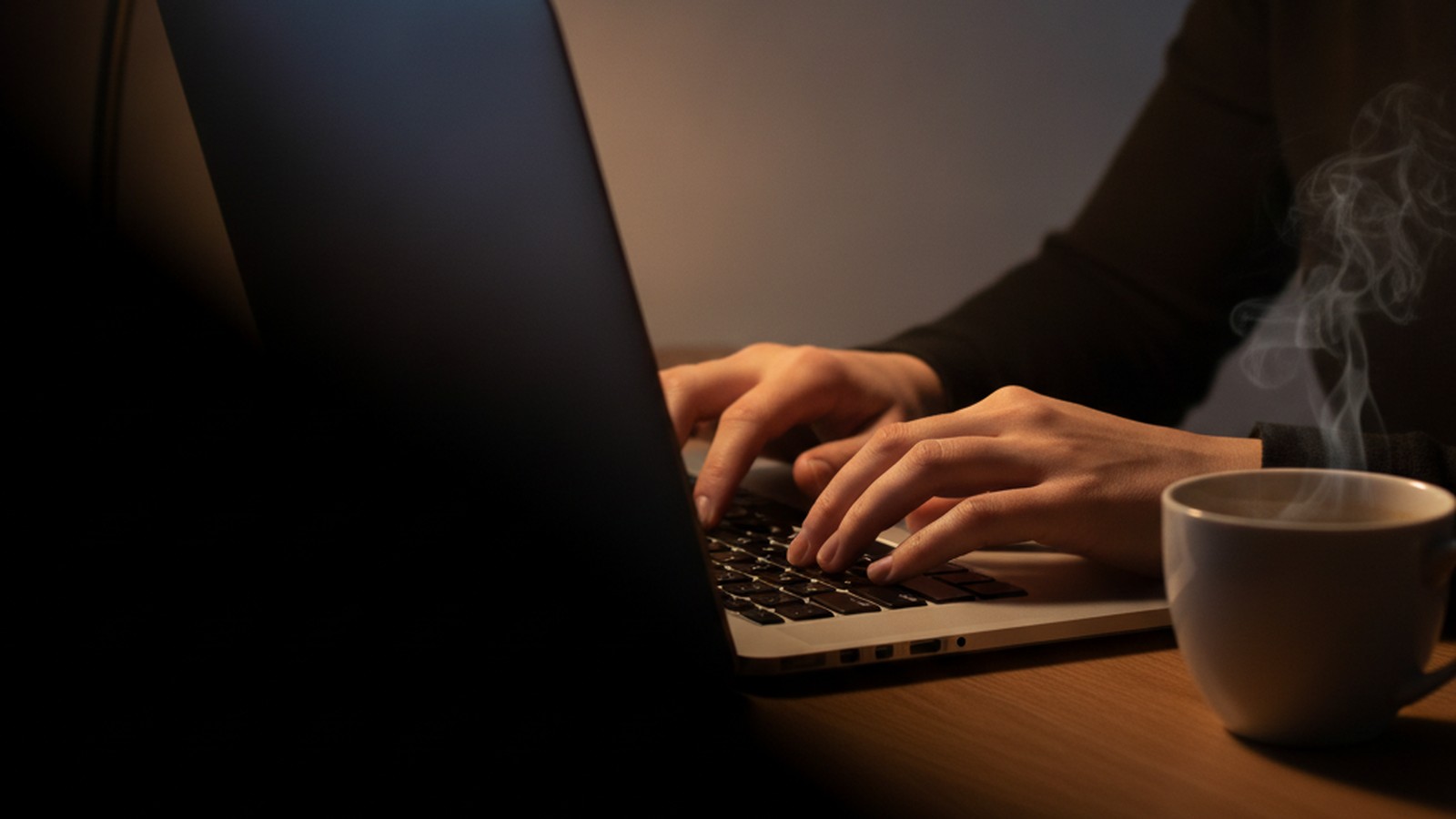 Manos configurando pagos y certificados en una plataforma educativa online