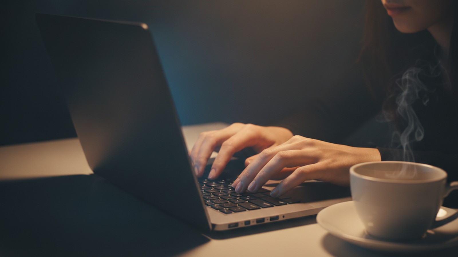 Manos cobrando en una plataforma para creadores de contenido desde el teléfono