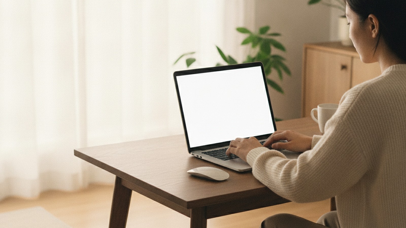 Escritorio con laptop junto a la ventana para comparar Teachable vs Thinkific y elegir plataforma de cursos